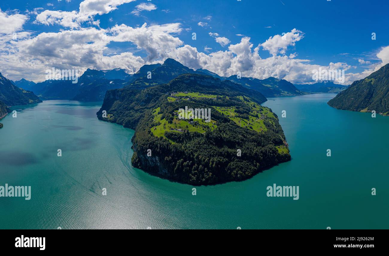 Vue aérienne du lac de Lucerne vers Seelisberg et les Alpes suisses, canton de Schwyz, Suisse Banque D'Images