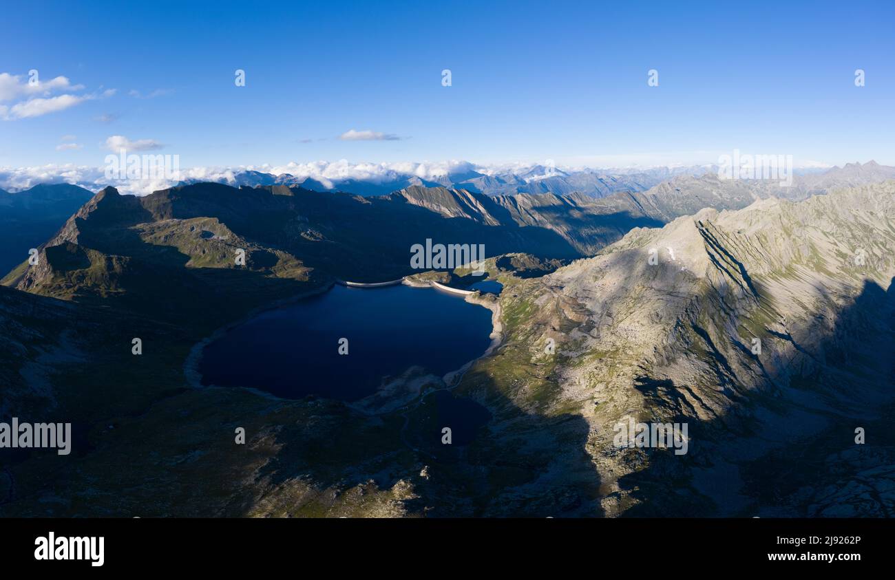 Vue aérienne du Lago del Naret à Val Sambuco dans le canton du Tessin, Suisse Banque D'Images