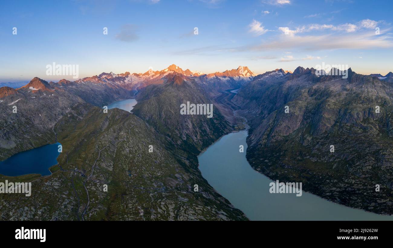 Vue aérienne sur la région de Grimsel avec le lac Grimsel, le lac Triebteseewli et le lac Oberaar dans les Alpes suisses, dans le canton de Berne, Suisse Banque D'Images