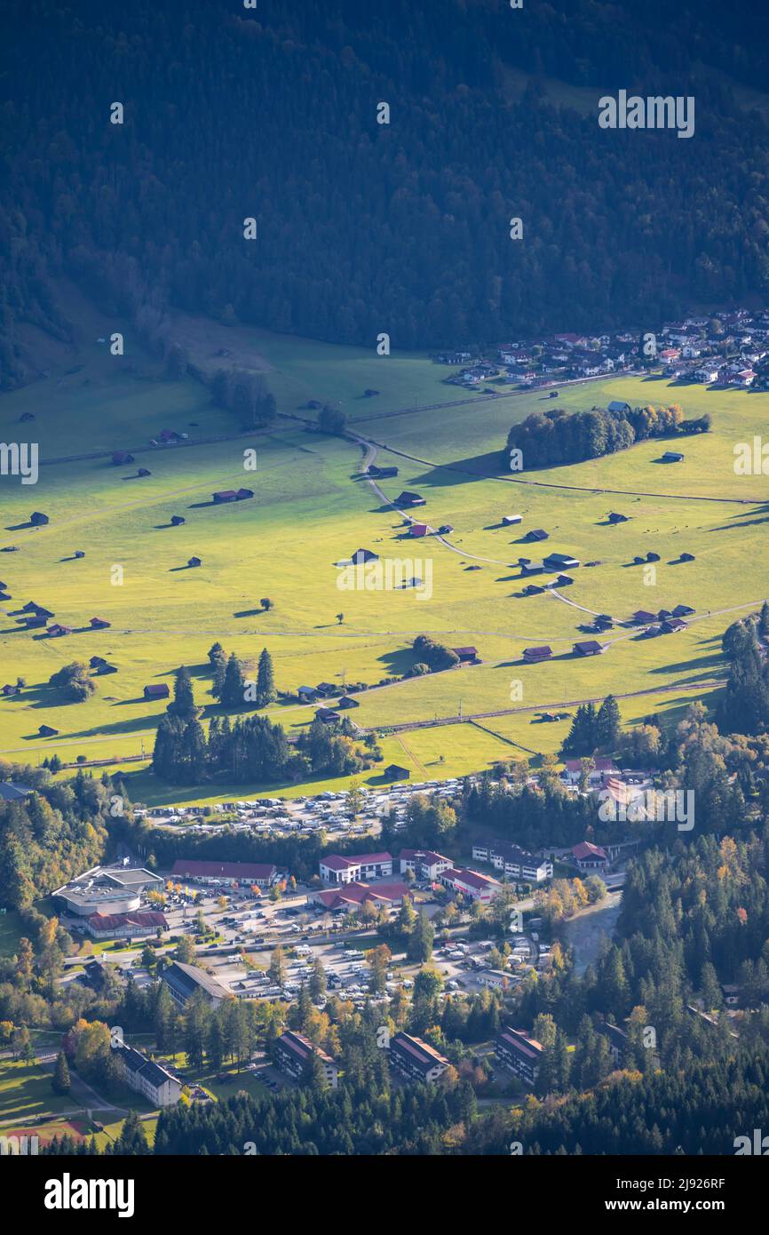 Paysage culturel, champs et grange de foin, près de Garmisch-Partenkirchen, Bavière, Allemagne Banque D'Images