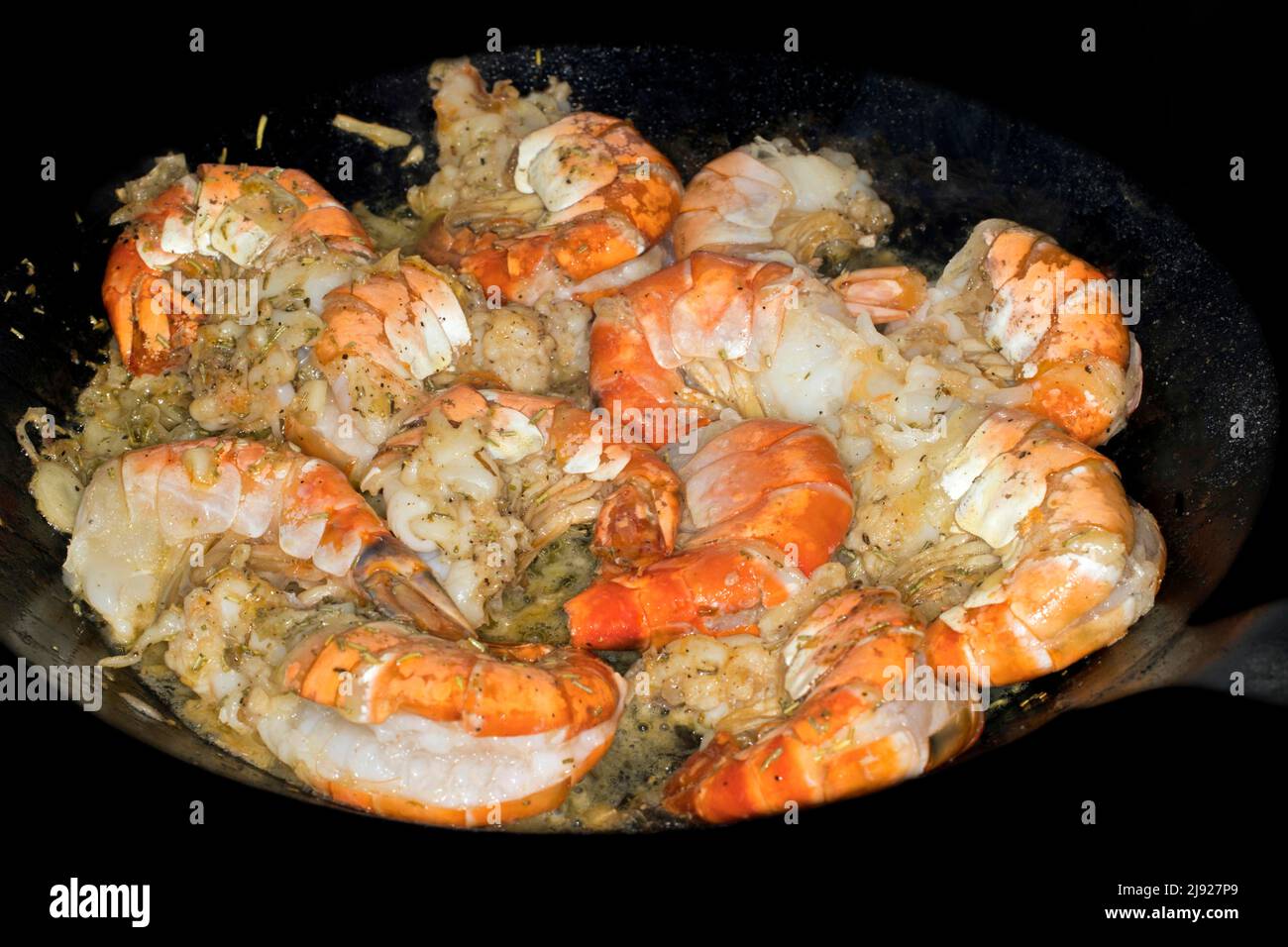 Crevettes géantes (Macrobrachium rosenbergii) frites dans une casserole de fer, Indo-Pacific Banque D'Images