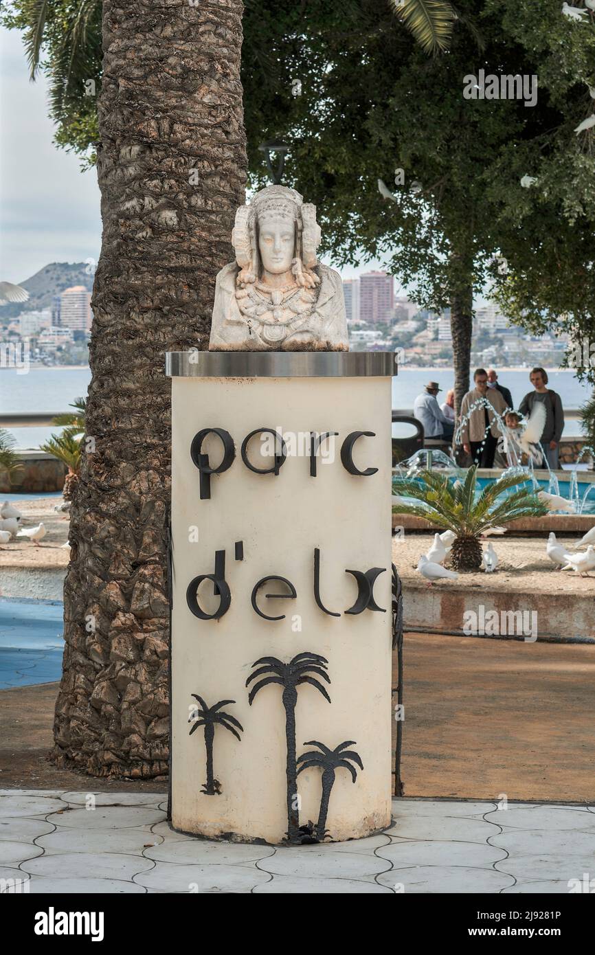 Buste de la Dame d'Elche dans le parc entouré de palmiers, avec une fontaine et de nombreux pigeons à Benidorm, Alicante, Espagne, Europe Banque D'Images