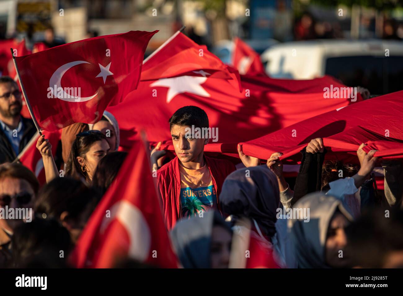 Des gens ont vu porter les drapeaux turcs de 100 mètres au cours de la marche. La marche des jeunes a eu lieu à Uskudar à l'occasion de 19th. Mai commémoration d'Ataturk, Journée de la jeunesse et des sports. Lors de la marche organisée par la Direction provinciale de la jeunesse et des sports sous la coordination du gouvernorat d'Istanbul, accompagnée d'une bande de marche sur la place Uskudar, les participants ont porté le drapeau turc de 100 mètres de long. (Photo par Onur Dogman / SOPA Images/Sipa USA) Banque D'Images