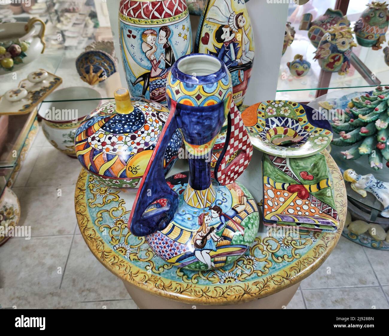Céramiques célèbres produites sur la côte amalfitaine par des artisans qualifiés, Positano, Salerno, Campanie, Italie. Banque D'Images