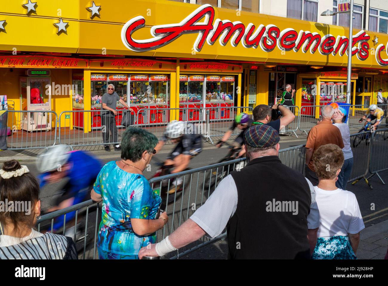 Clacton on Sea, Essex, Royaume-Uni. 19th mai 2022. Le Sportsbreaks Tour Series 2022 a atteint la ville balnéaire de Clacton on Sea, qui accueille une course pour hommes suivie d’une course pour femmes. Chaque course dure une heure plus cinq tours sur le long circuit de 1,4km dans la ville en fin d'après-midi et en soirée, avec le début et la fin sur le front de mer Marine Parade est. Les courses masculines et féminines se composaient de 13 équipes, chacune mettant en jeu un maximum de cinq cavaliers, ce qui fait un grand champ de cavaliers autour du parcours de rue étroit. Matt Bostock a gagné la course masculine. Cyclistes passant des divertissements Banque D'Images