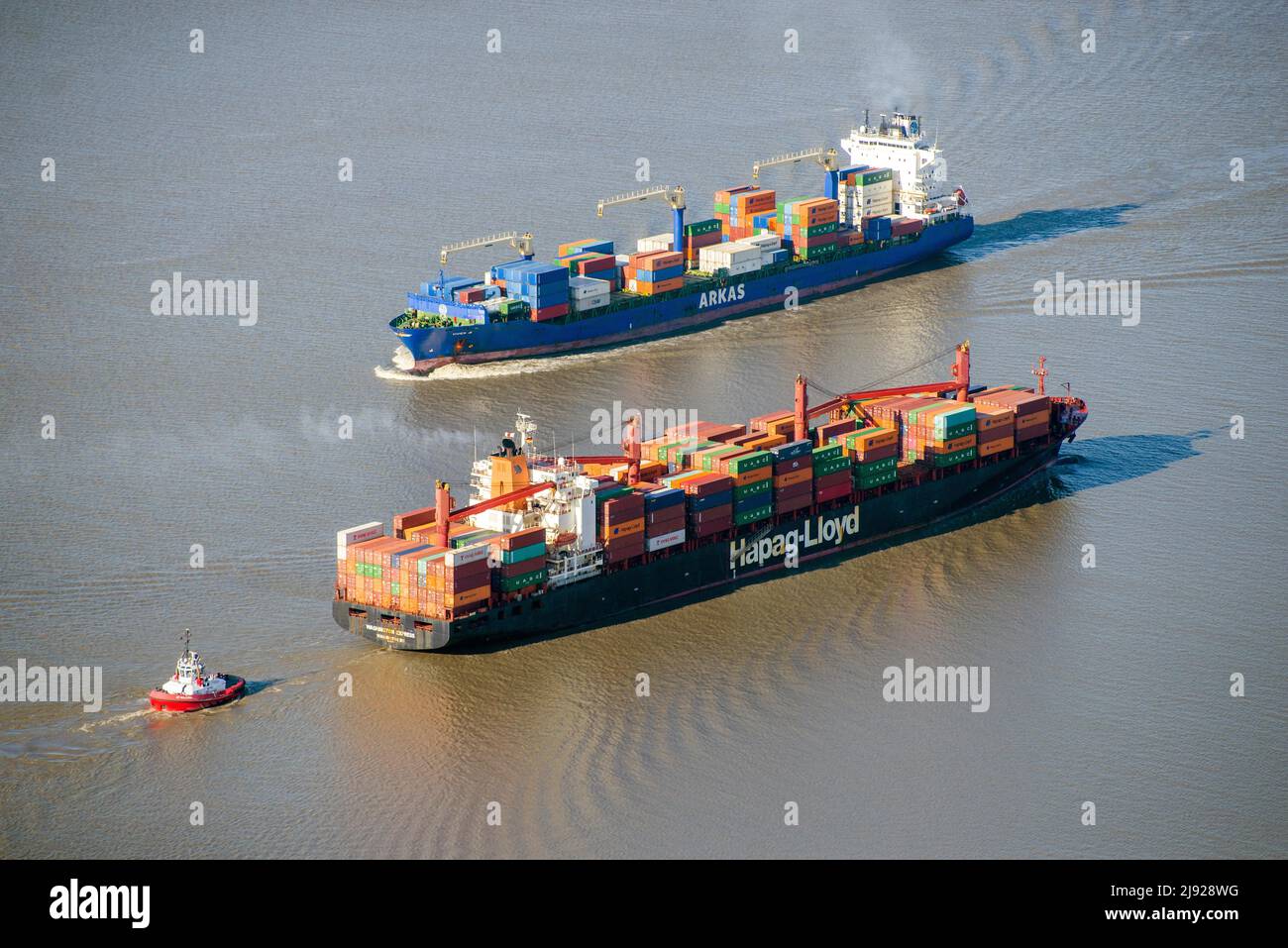Vue aérienne des navires-conteneurs Washington Express du Hapag Lloyd Reederei et Vivia A du Arkas Reederei sur l'Elbe, Hambourg, Basse Banque D'Images