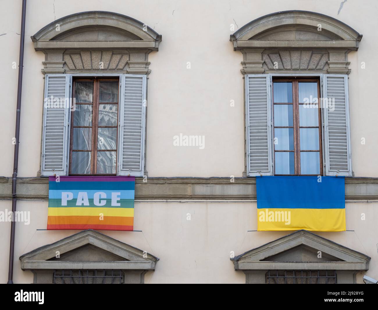 Ambassade de paix, façade avec drapeau de l'Ukraine et drapeau avec inscription Pace, Florence, Toscane, Italie Banque D'Images
