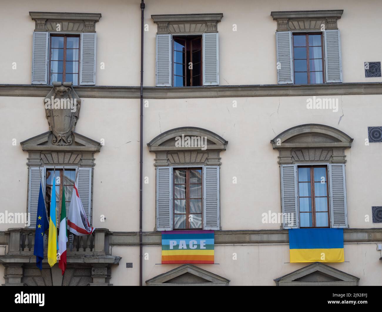 Ambassade de paix, façade avec drapeau de l'Ukraine et drapeau avec inscription Pace, Florence, Toscane, Italie Banque D'Images