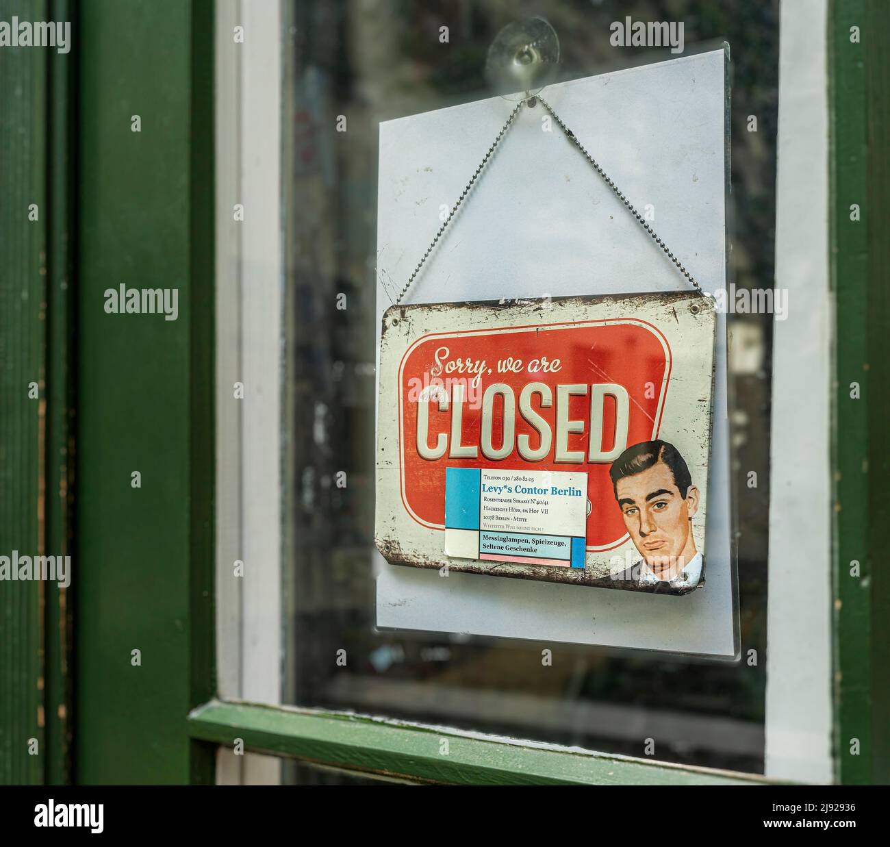 Désolé, nous avons fermé le panneau sur une porte de magasin, Berlin, Allemagne Banque D'Images