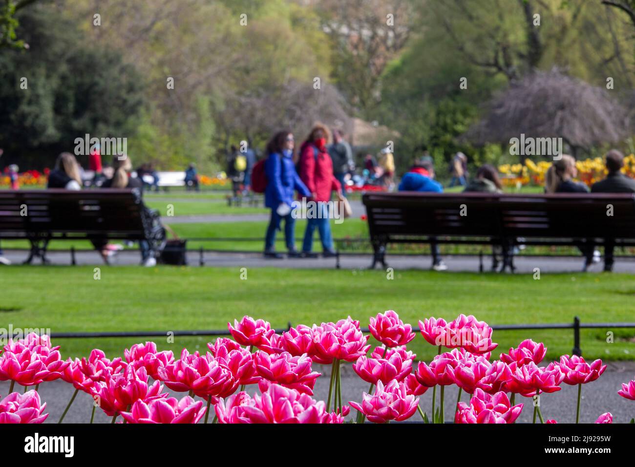 Les gens de la région profitent du soleil de Pâques à St Stephens Green. Dublin, Irlande Banque D'Images