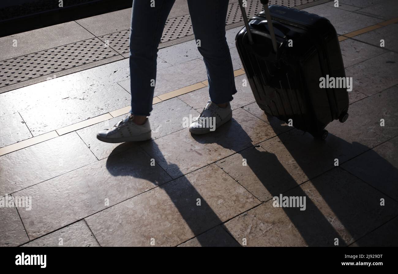 Passagers sur la plate-forme, silhouette, ombre, bagages à main, valise à roulettes, Gare TGV, Aix-en-Provence, Bouches-du-Rhône, France Banque D'Images