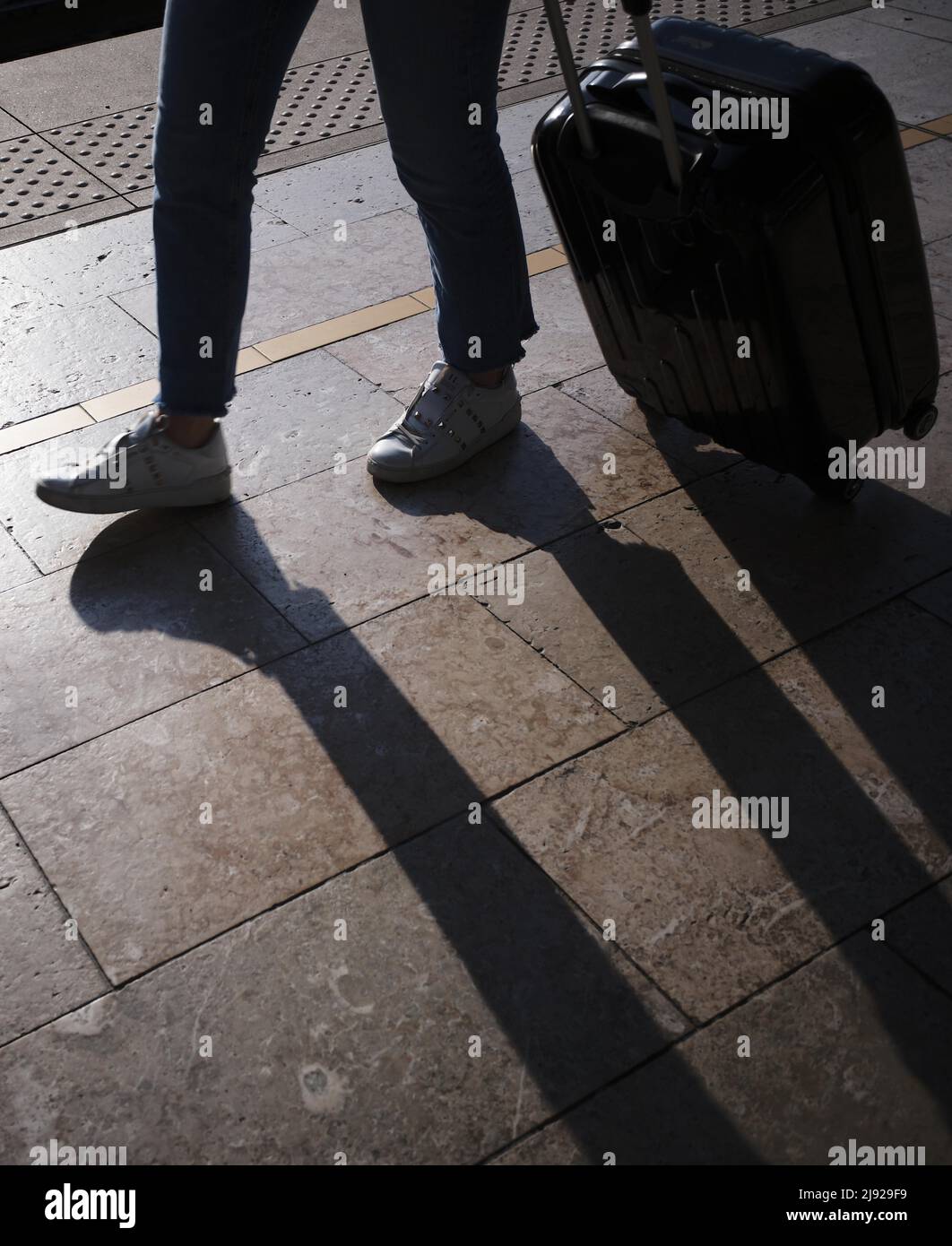 Passagers sur la plate-forme, silhouette, ombre, bagages à main, valise à roulettes, Gare TGV, Aix-en-Provence, Bouches-du-Rhône, France Banque D'Images
