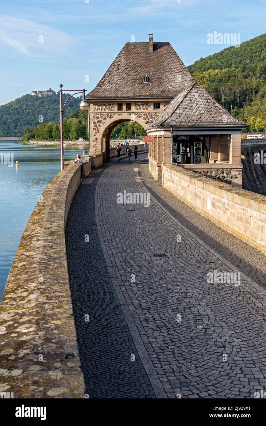 Porte sud sur barrage, mur du barrage du réservoir Edersee, barrage