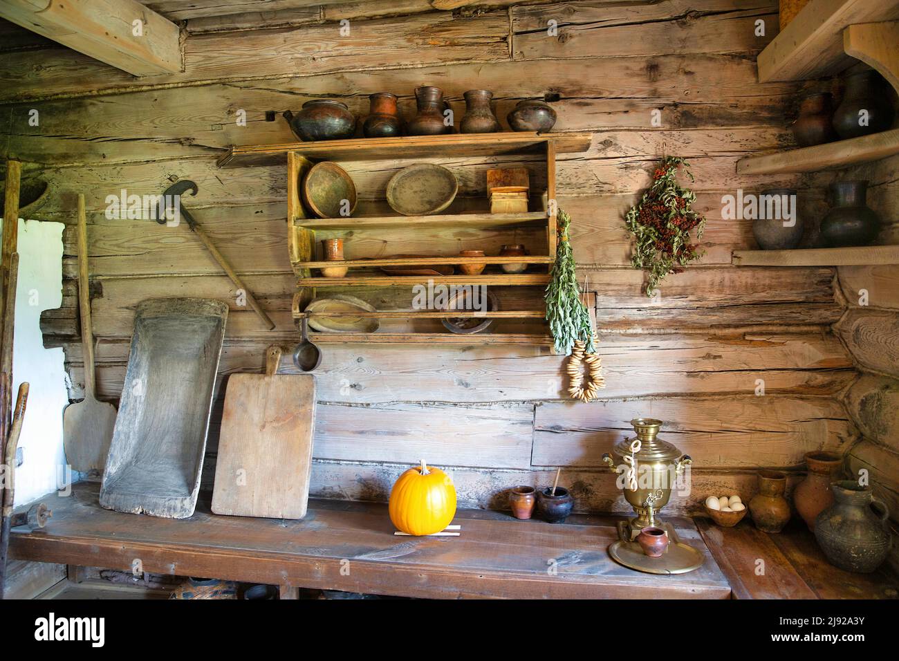 Ustensiles de cuisine à l'intérieur du Musée de l'architecture en bois, Suzdal, Russie Banque D'Images