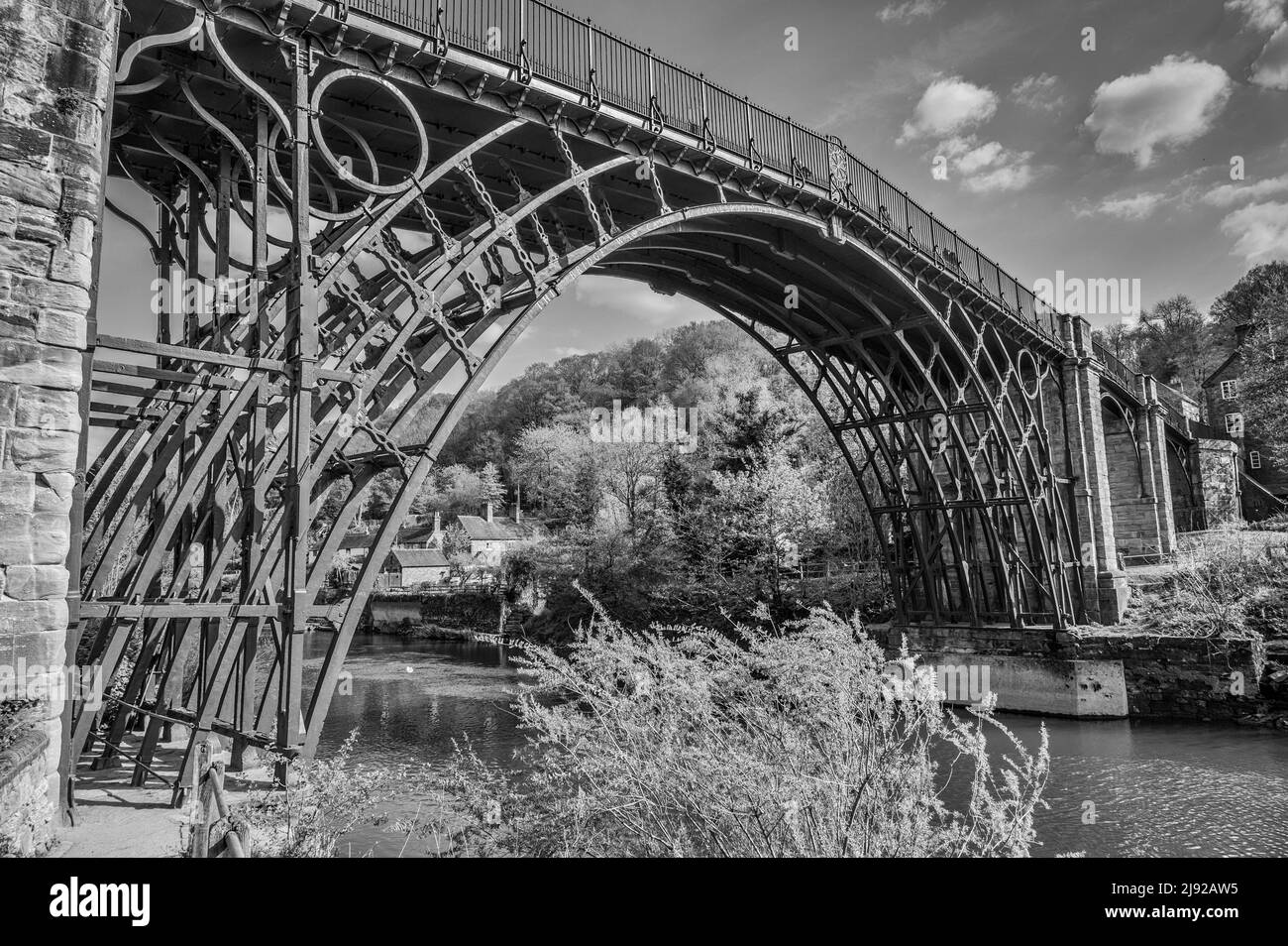 L'image est du célèbre ironbridge qui s'étend sur la rivière Seven à Ironbridge. Fabriqué pièce par pièce à Coalbrookdale Ironworks en 1779 Banque D'Images