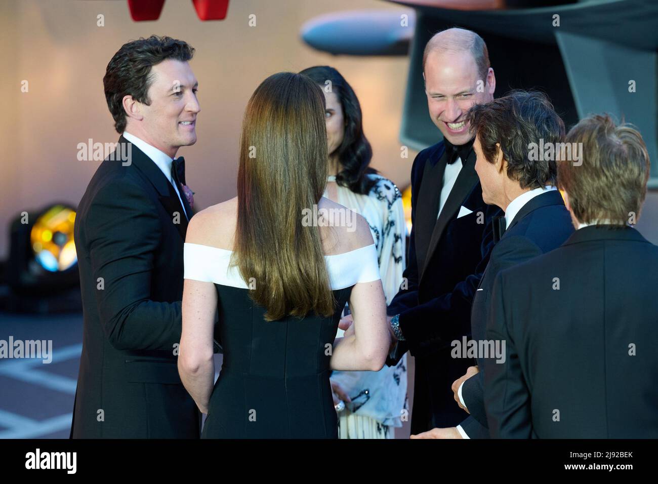 Londres, Royaume-Uni . 19 mai 2022 . Prince William, duc de Cambridge, Catherine, duchesse de Cambridge, Jerry Bruckheimer, Tom Cruise photographié à la première de Top Gun au Royaume-Uni : un franc-tireur se tient aux Leicester Square Gardens. Crédit : Alan D West/Alay Live News Banque D'Images