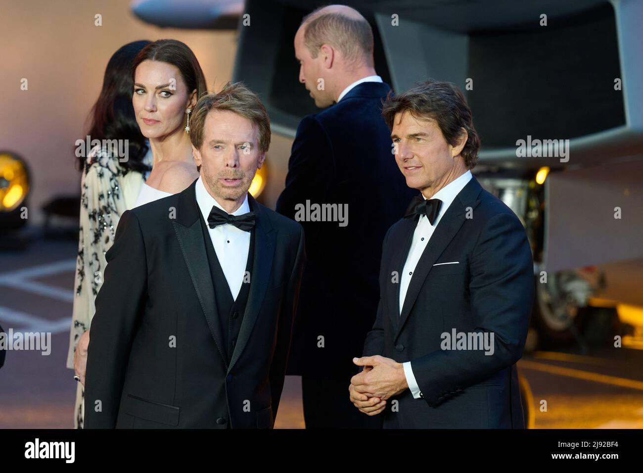 Londres, Royaume-Uni . 19 mai 2022 . Prince William, duc de Cambridge, Catherine, duchesse de Cambridge, Jerry Bruckheimer, Tom Cruise photographié à la première de Top Gun au Royaume-Uni : un franc-tireur se tient aux Leicester Square Gardens. Crédit : Alan D West/Alay Live News Banque D'Images