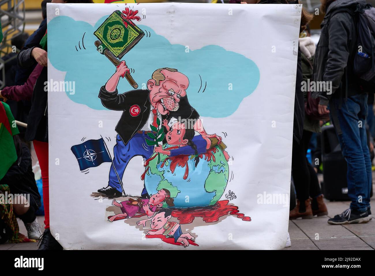 Helsinki, Finlande - 12 octobre 2019 : affiche présentant le président turc Recep Tayyip Erdogan et un drapeau de l'OTAN lors d'un rassemblement pacifique dans le centre-ville d'Helsinki Banque D'Images