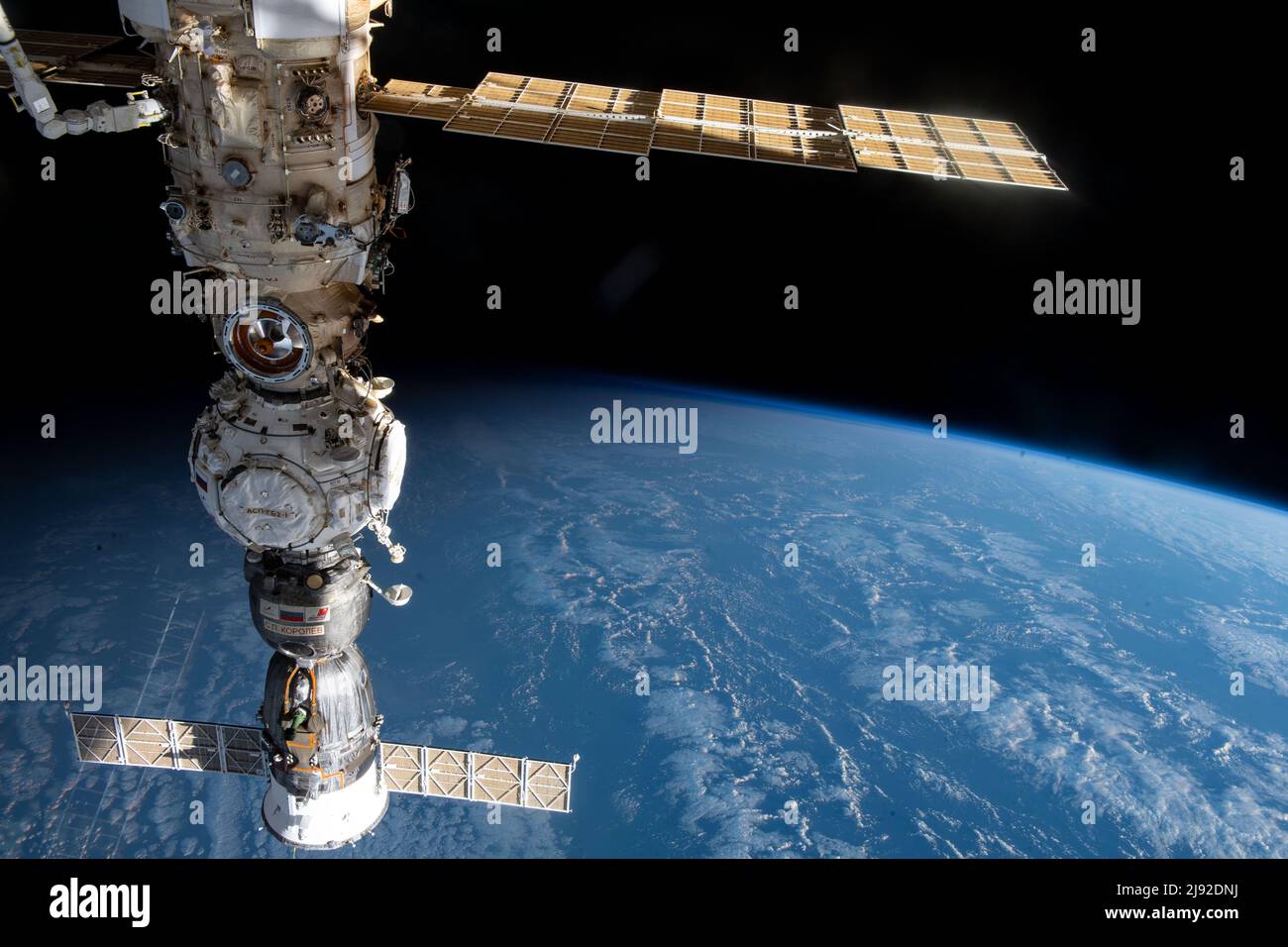 Atmosphère terrestre. 16th mai 2022. De bas en haut, le navire à équipage Soyuz MS-21 est amarré au module d'amarrage de Prical, qui est également fixé au module de laboratoire polyvalent Nauka. La Station spatiale internationale était en orbite à 266 milles au-dessus de l'océan Indien à l'ouest de l'Australie au moment où cette photo a été prise. Credit: NASA/ZUMA Press Wire Service/ZUMAPRESS.com/Alamy Live News Banque D'Images