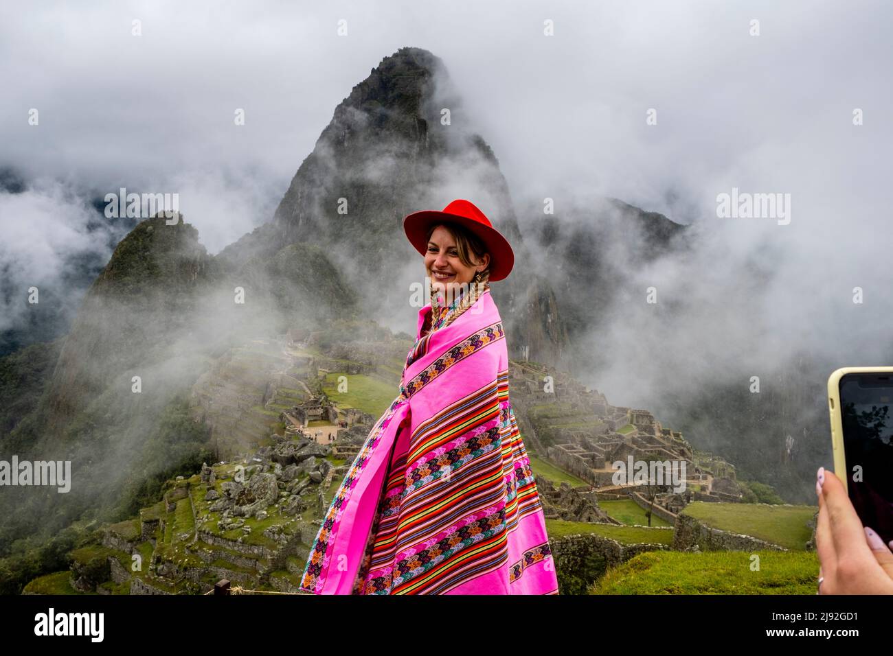 Un jeune visiteur/touriste pose pour Une photo à Machu Picchu, province d'Urubamba, Pérou. Banque D'Images