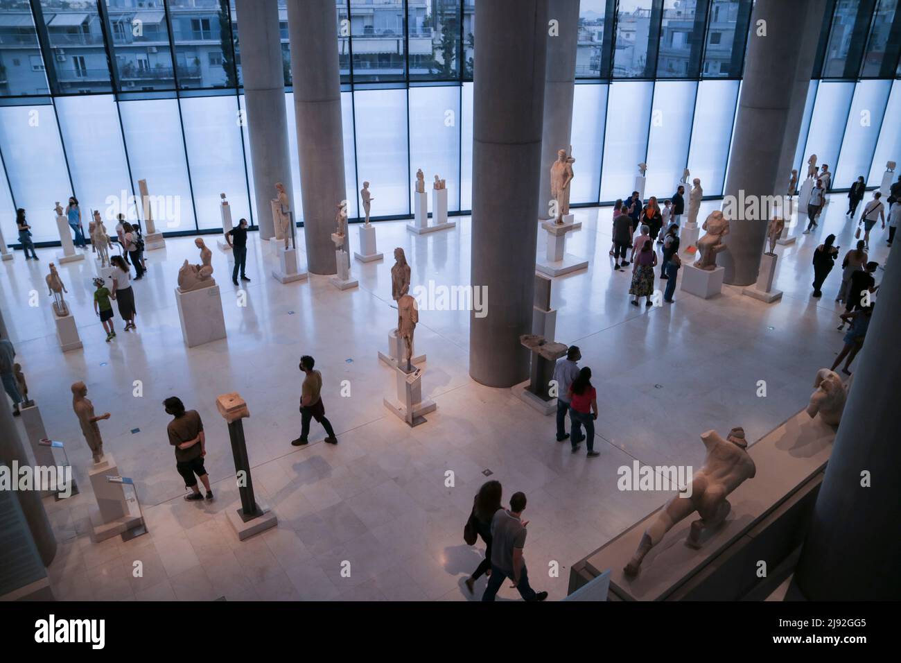 Athènes, Grèce. 18th mai 2022. Les touristes et les habitants visitent le musée de l'Acropole d'Athènes et bénéficient d'une entrée gratuite dans le cadre des célébrations de la Journée internationale des musées. Crédit : Pacific Press Media production Corp./Alay Live News Banque D'Images