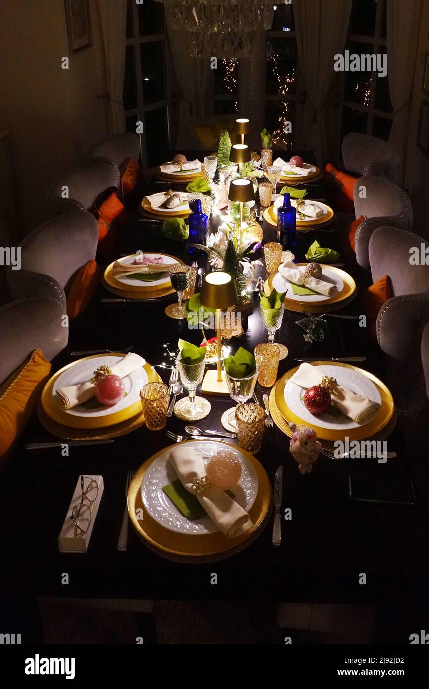 11.12.2021, Berlin, , Allemagne - table de réglage festif. 00S211211D137CAROEX.JPG [AUTORISATION DU MODÈLE: NON, AUTORISATION DU PROPRIÉTAIRE: NON (c) caro images / Sorge, http:// Banque D'Images