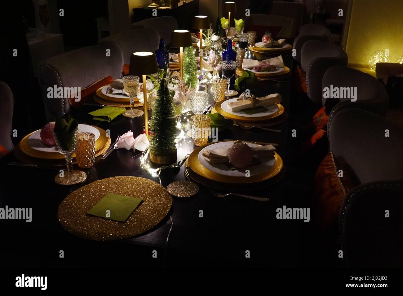 11.12.2021, Berlin, , Allemagne - table posée de manière fessée. 00S211211D138CAROEX.JPG [AUTORISATION DU MODÈLE: NON, AUTORISATION DU PROPRIÉTAIRE: NON (c) caro images / Sorge, http:/ Banque D'Images