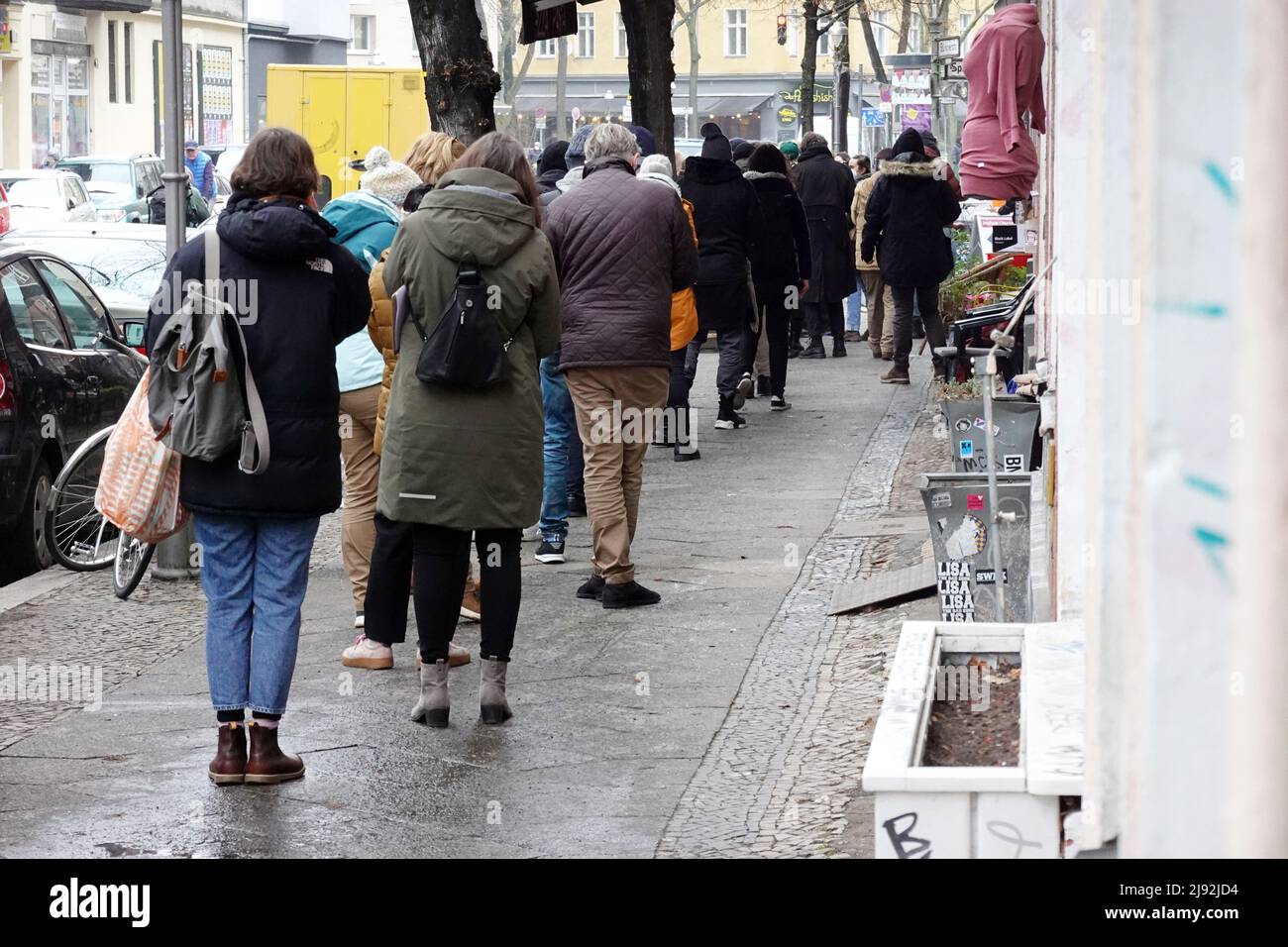 11.12.2021, Berlin, , Allemagne - les gens se font la queue devant une station d'essai Corona. 00S211211D643CAROEX.JPG [AUTORISATION DU MODÈLE : NON, AUTORISATION DU PROPRIÉTAIRE : NON Banque D'Images