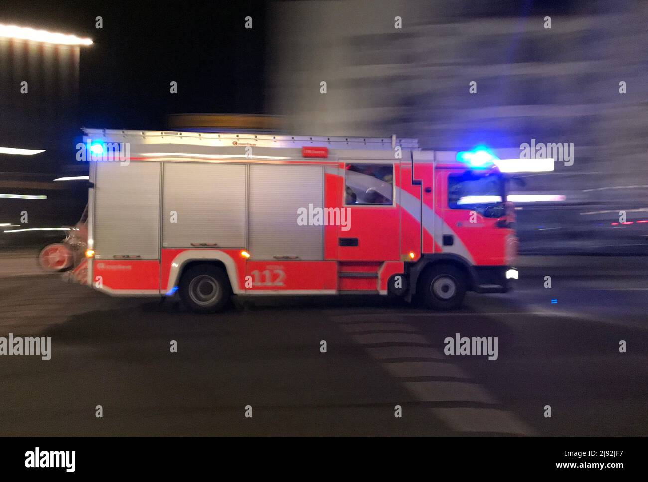 08.02.2022, Berlin, , Allemagne - camion de pompiers de Berlin en mission de nuit. 00S220208D270CAROEX.JPG [AUTORISATION DU MODÈLE : NON, PROPRIÉTÉ REL Banque D'Images