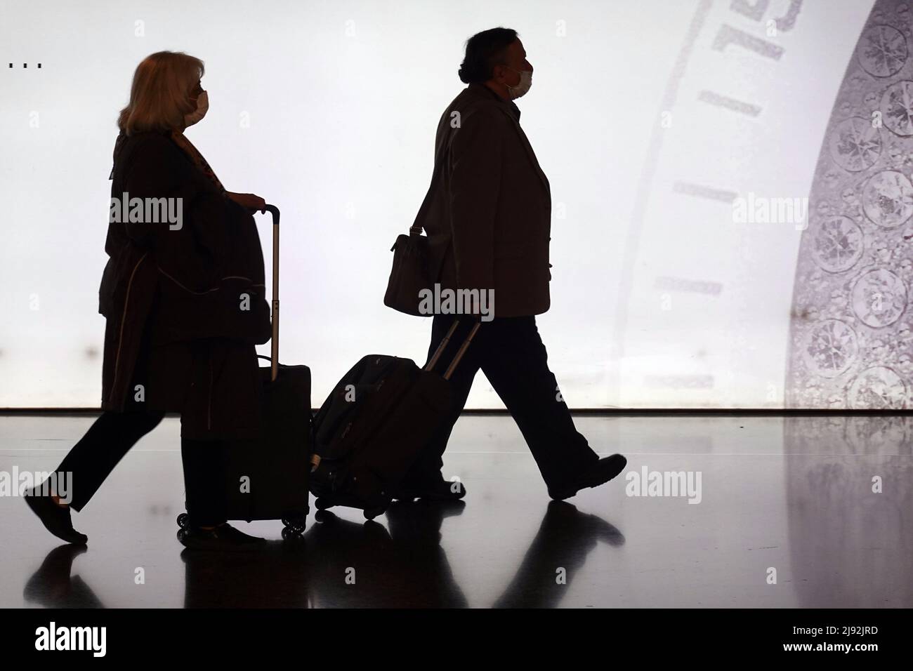 27.02.2022, Doha, , Qatar - Silhouette: Voyageurs dans le terminal de l'aéroport international de Hamad. 00S220227D394CAROEX.JPG [AUTORISATION DU MODÈLE : NON, PROPRIÉTÉ Banque D'Images