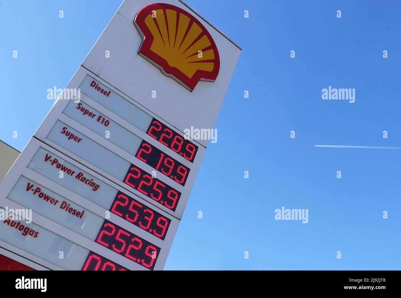 09.03.2022, Berlin, , Allemagne - les prix de l'essence et du diesel ont augmenté à plus de deux euros en raison de la guerre en Ukraine. 00S220309D852CAROEX.JPG Banque D'Images