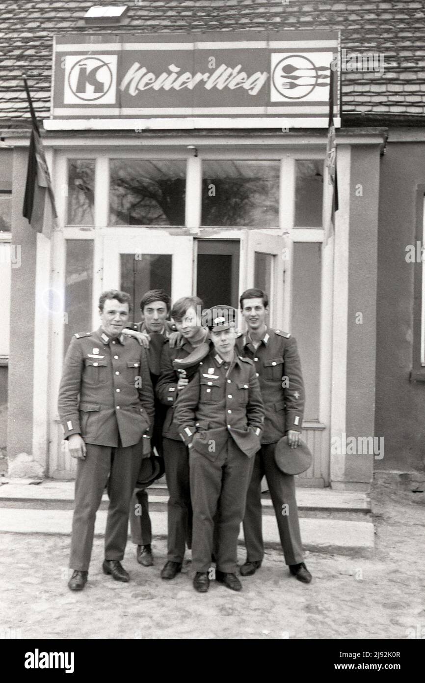 21.04.1970, Eichhof, District de Neubrandenburg, République démocratique allemande - des soldats de l'Armée populaire nationale se tiennent devant le restaurant Konsum Banque D'Images