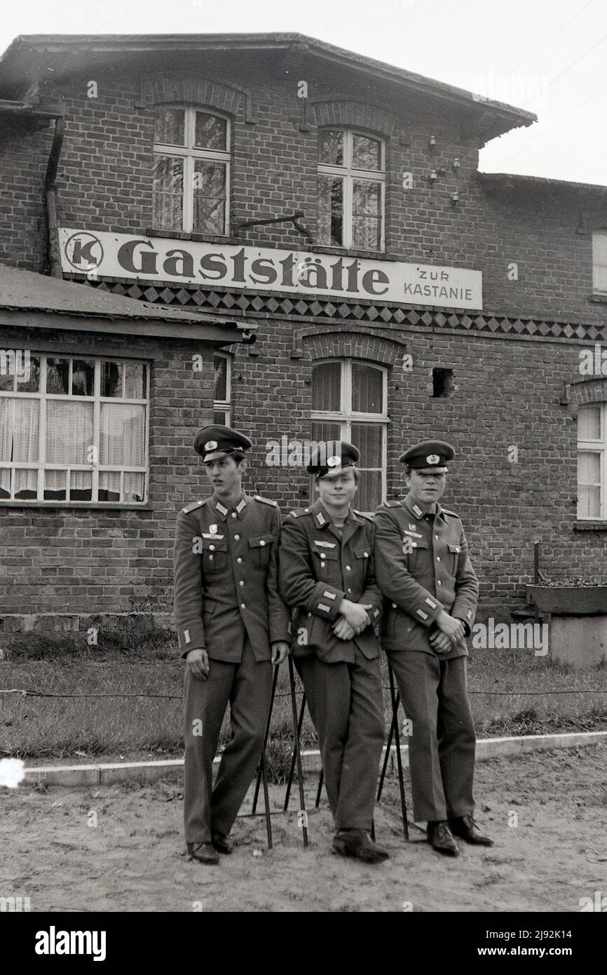 21.04.1970, Eichhof, District de Neubrandenburg, République démocratique allemande - des soldats de l'Armée populaire nationale sont debout devant la Konsum Banque D'Images