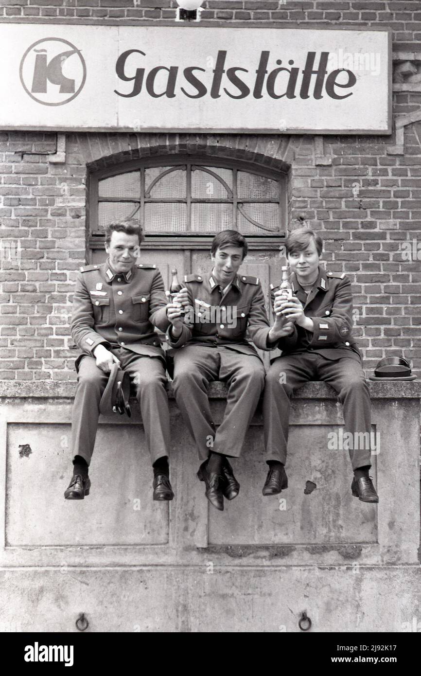 21.04.1970, Eichhof, District de Neubrandenburg, République démocratique allemande - soldats de l'Armée populaire nationale assis devant un restaurant Konsum Banque D'Images