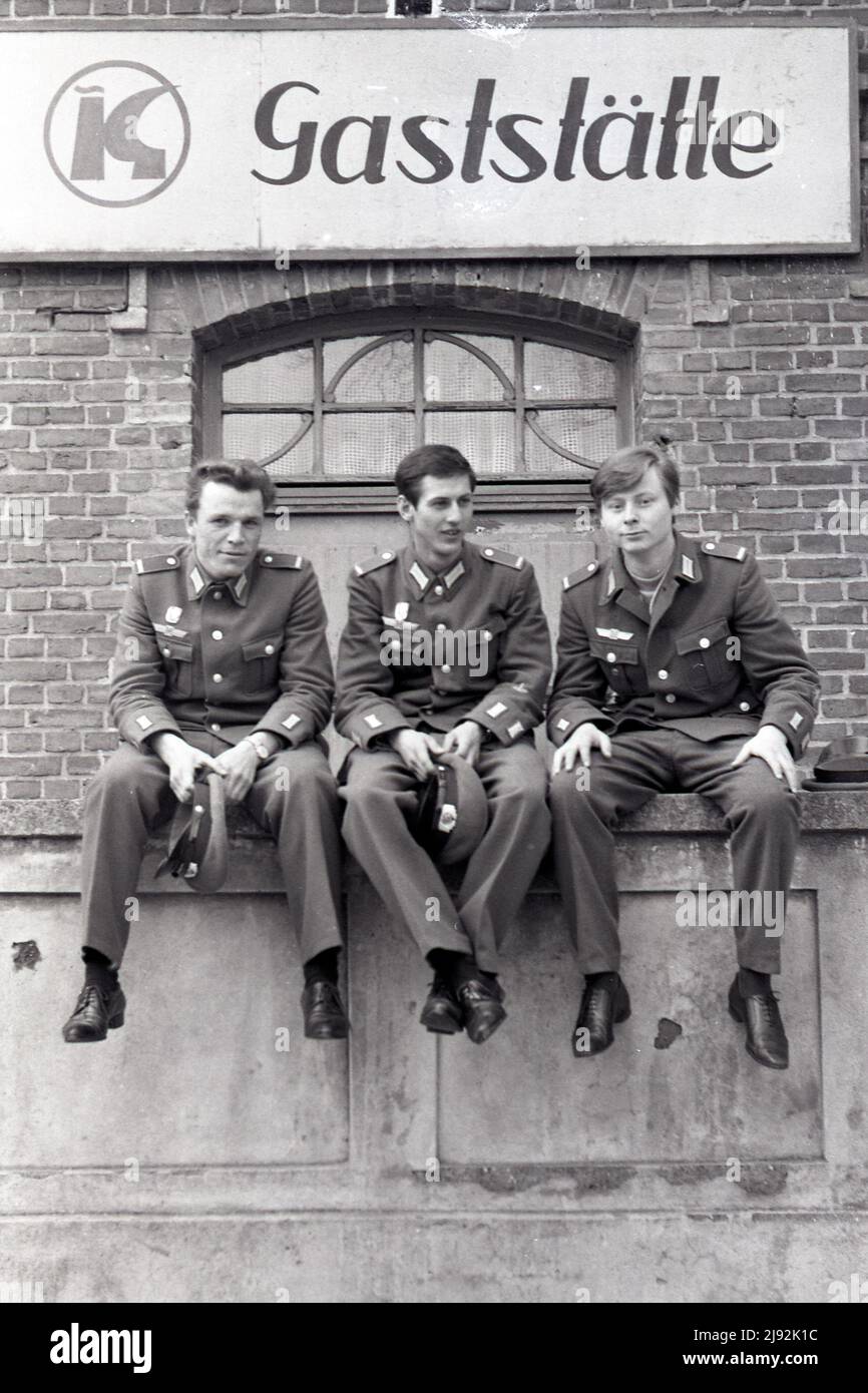 21.04.1970, Eichhof, District Neubrandenburg, République démocratique allemande - des soldats de l'Armée populaire nationale sont assis devant un consommateur r Banque D'Images