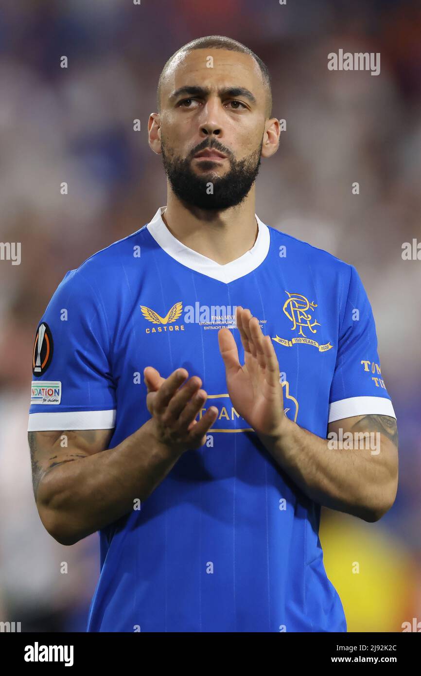 Séville, Espagne, le 18th mai 2022. Kemar Roofe, de Rangers, applaudit les fans après la défaite sur les sanctions lors du match de l'UEFA Europa League au stade Ramon Sanchez-Pizjuan, à Séville. Le crédit photo devrait se lire: Jonathan Moscrop / Sportimage Banque D'Images