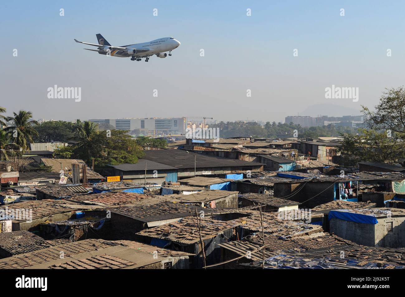 10.12.2011, Mumbai, Maharashtra, Inde - Un Boeing 747-400F United Parcel Service (UPS) des États-Unis en approche sur les toits d'un bidonville à Banque D'Images