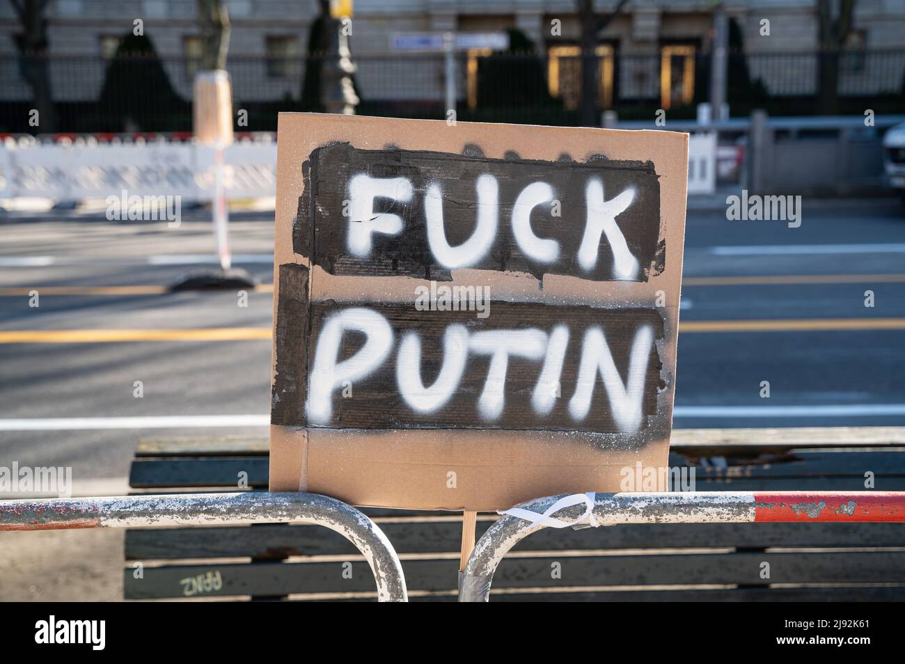 07.03.2022, Berlin, , Allemagne - Europe - Un signe de protestation lisant Fuck Poutine est coincé à une barrière en face de l'ambassade de Russie le long de la rue Banque D'Images