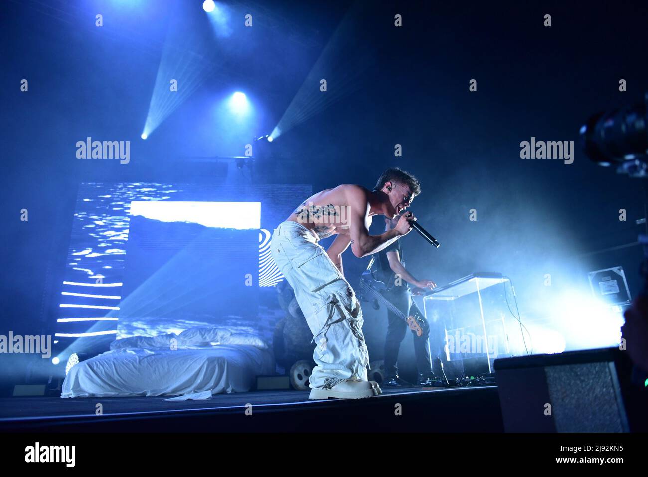 19 mai 2022, Naples, Italie: Le chanteur italien Riccardo Fabbriconi aka Blanco vit à PalaPartenope avec sa tournée Blu Celeste. (Image de crédit: © Paola Visone/Pacific Press via ZUMA Press Wire) Banque D'Images