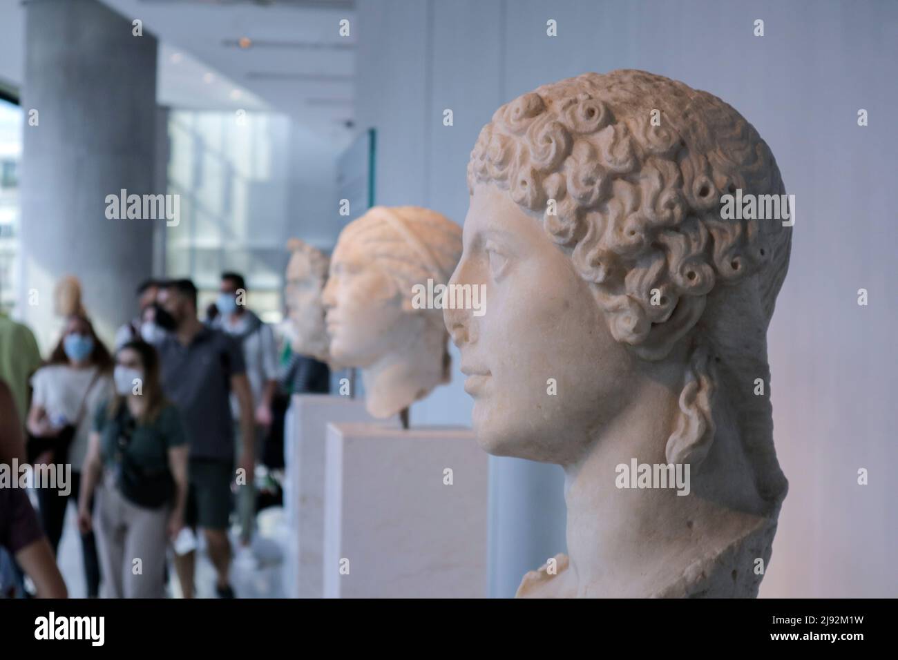 Athènes, Grèce. 18th mai 2022. Les touristes et les habitants visitent le musée de l'Acropole d'Athènes et bénéficient d'une entrée gratuite dans le cadre des célébrations de la Journée internationale des musées. (Credit image: © Dimitris Aspiotis/Pacific Press via ZUMA Press Wire) Banque D'Images