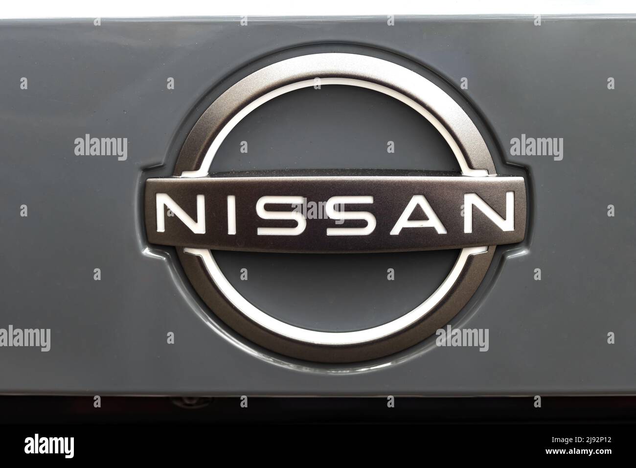 WETZLAR, ALLEMAGNE 2022-04-23: Logo Nissan sur une voiture. Nissan est un constructeur automobile multinational japonais. Banque D'Images