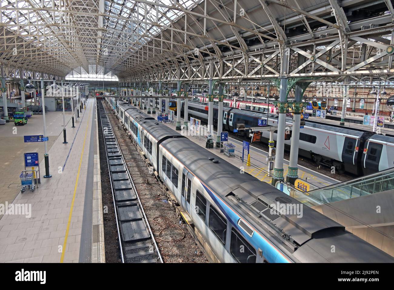 Trains TPE, Trans-Pennine-Express et avant West Coast à la gare Piccadilly NPR, services de transports en commun de Manchester Banque D'Images