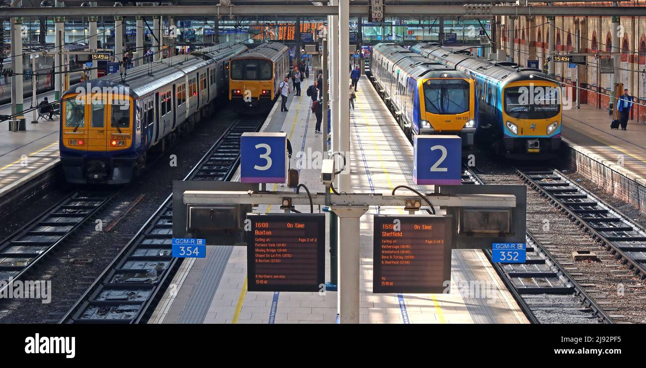 Northern & Trans-Pennine Express DMU & EMU sur les plates-formes de la gare Piccadilly NPR 1-4, services de transports en commun de Manchester Banque D'Images