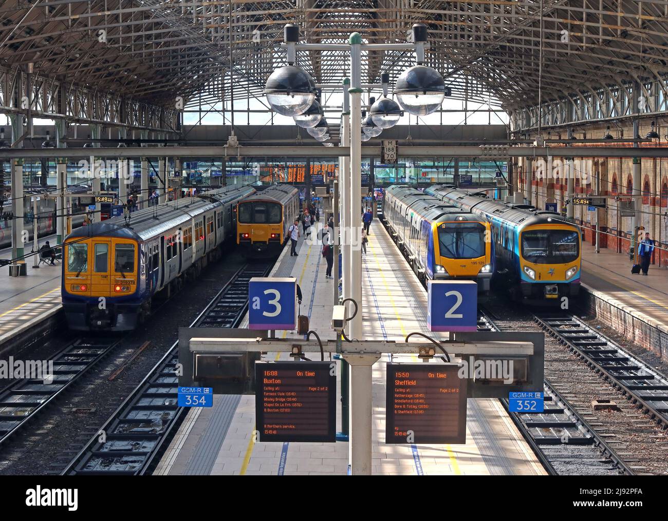 Northern & Trans-Pennine Express DMU & EMU sur les plates-formes de la gare Piccadilly NPR 1-4, services de transports en commun de Manchester Banque D'Images