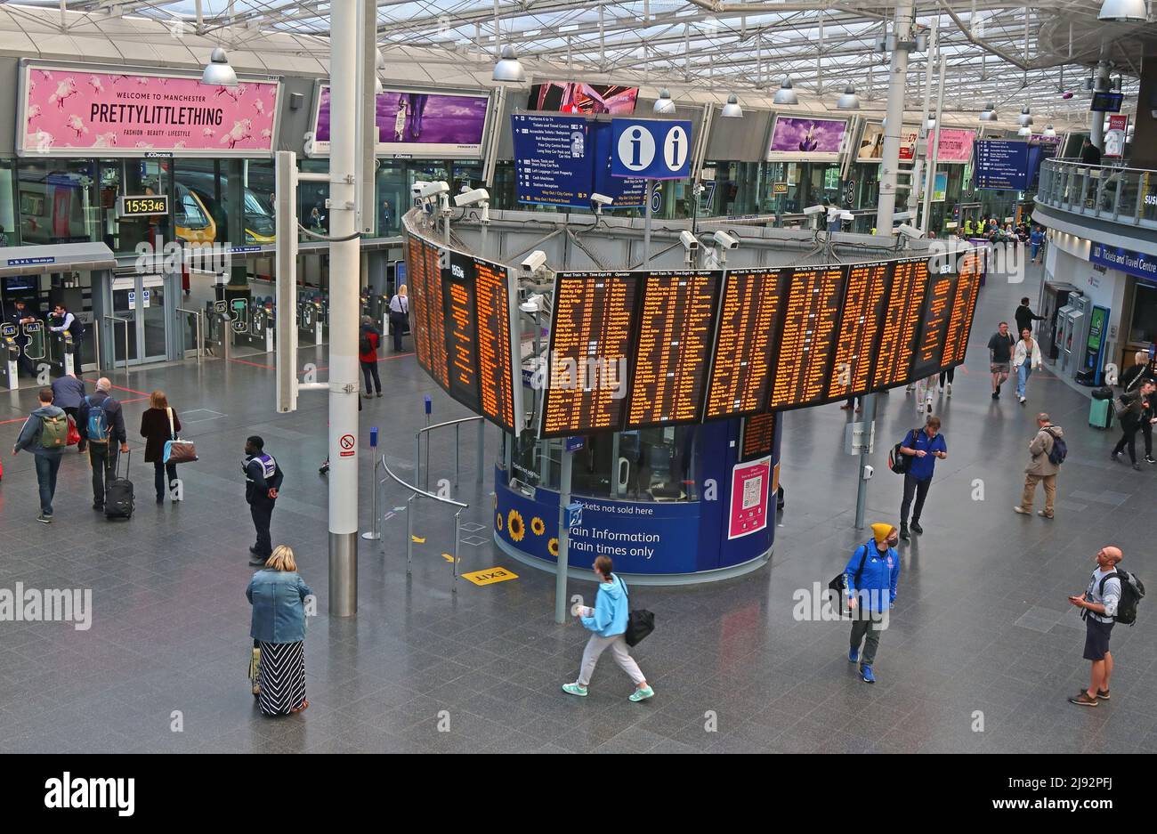 Hall principal et zone d'attente, gare de Manchester Piccadilly et échangeur de tramway Metrolink, Angleterre du Nord-Ouest, Royaume-Uni Banque D'Images