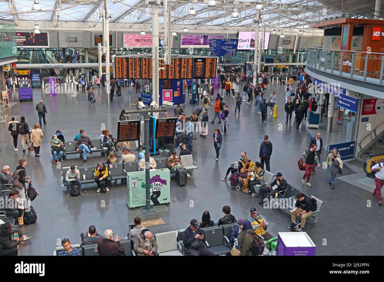 Hall principal et zone d'attente, gare de Manchester Piccadilly et échangeur de tramway Metrolink, Angleterre du Nord-Ouest, Royaume-Uni Banque D'Images