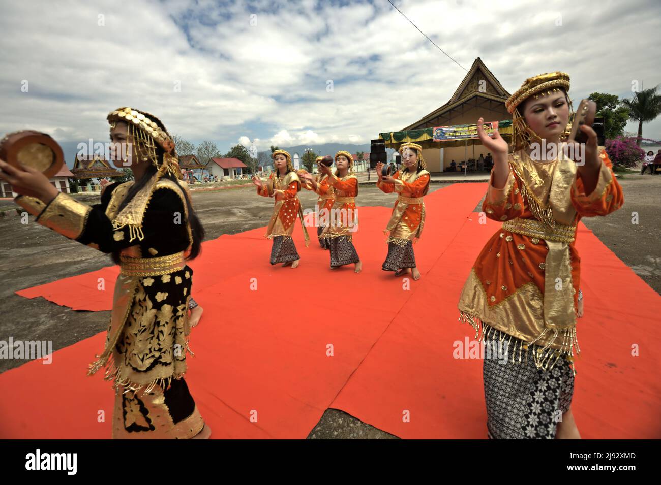 Les élèves du secondaire qui exécutent la danse traditionnelle malaise lors d'un événement sur les attractions culturelles de Kerinci par les élèves du secondaire et du secondaire à Kerinci regency, Jambi, Indonésie. Banque D'Images