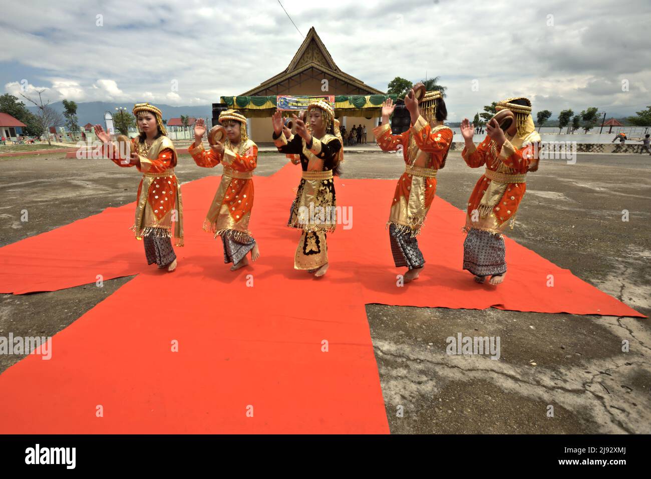 Les élèves du secondaire qui exécutent la danse traditionnelle malaise lors d'un événement sur les attractions culturelles de Kerinci par les élèves du secondaire et du secondaire à Kerinci regency, Jambi, Indonésie. Banque D'Images