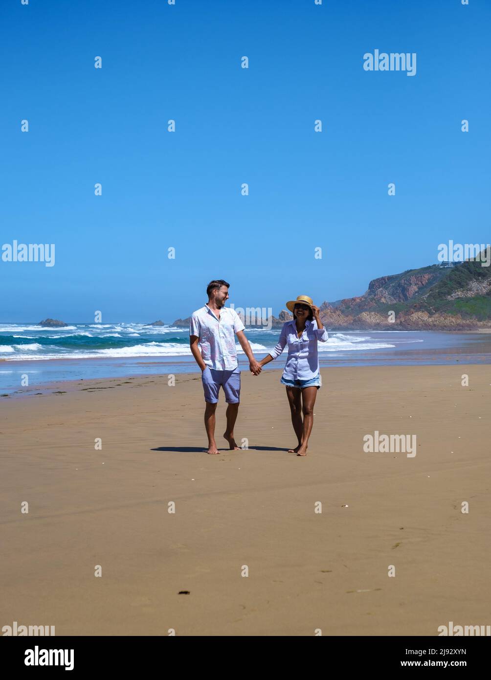 Une vue panoramique sur le lagon de Knysna, Afrique du Sud. plage à Knysna, Cap occidental, Afrique du Sud. Couple homme et femme sur la route du jardin Banque D'Images