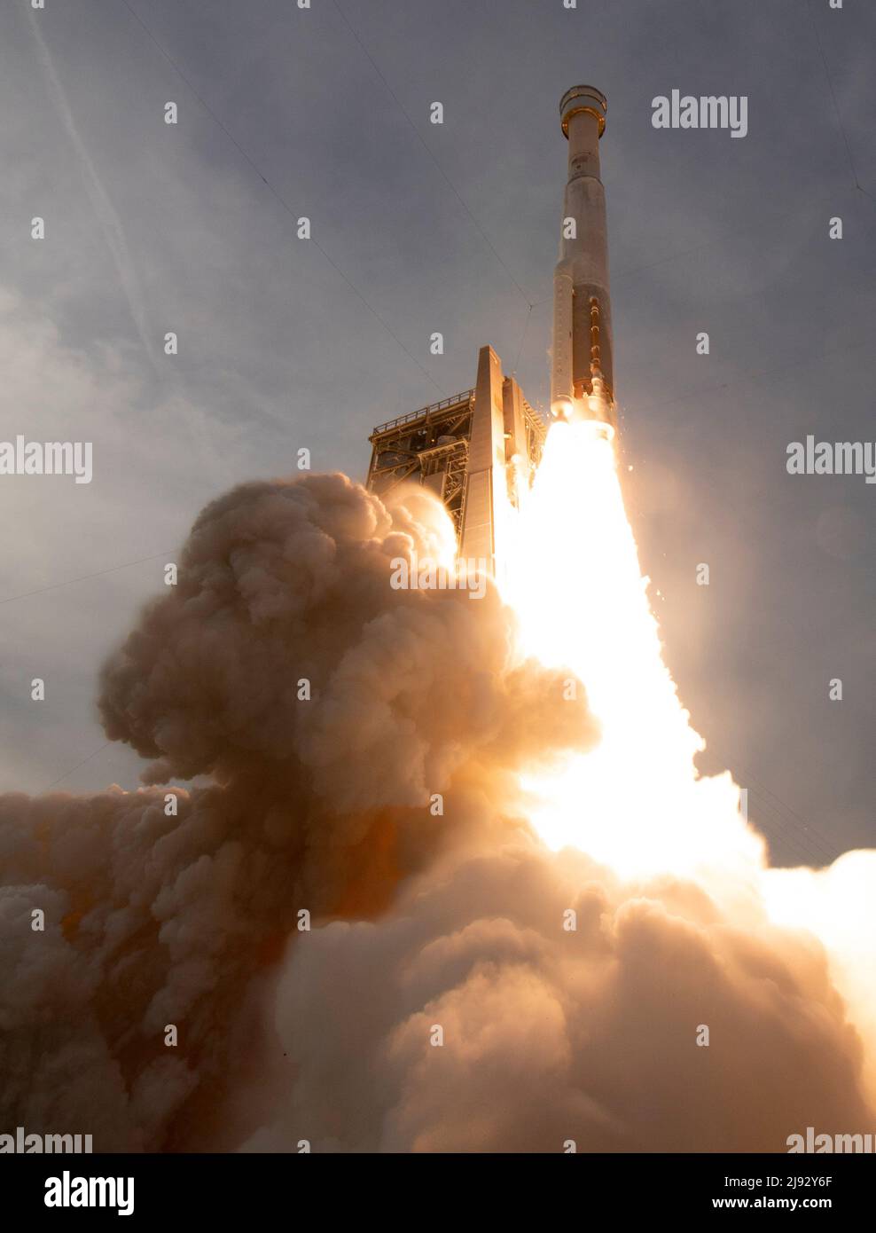 Floride, États-Unis, 19/05/2022, Une fusée Atlas V de United Launch Alliance avec un vaisseau spatial BoeingÕs CST-100 Starliner à bord de lancements depuis le complexe de lancement spatial 41, le jeudi 19 mai 2022, à la station de la Force spatiale de Cape Canaveral, en Floride. BoeingÕs le vol orbital Test-2 (OFT-2) est StarlinerÕs deuxième essai en vol non crevé et se mettra à quai à la Station spatiale internationale dans le cadre du programme commercial Crew de la NASA. L'OFT-2 a été lancé à 6 h 54 HE et servira de test de bout en bout des capacités du système. Crédit obligatoire : Joel Kowsky/NASA via CNP/MediaPunch Banque D'Images